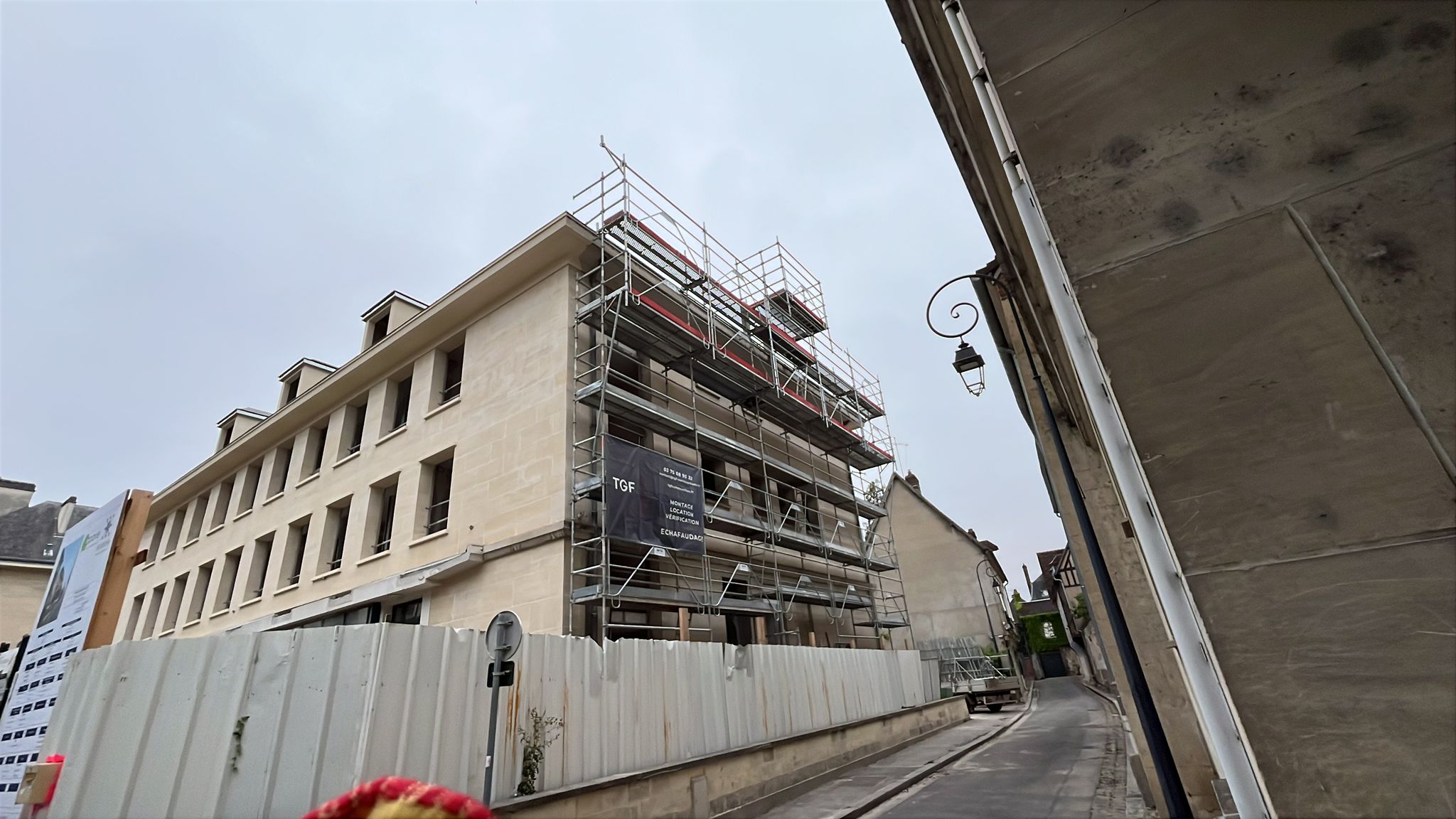 Hôtel Ibis, Beauvais : l'échafaudage des grands noms