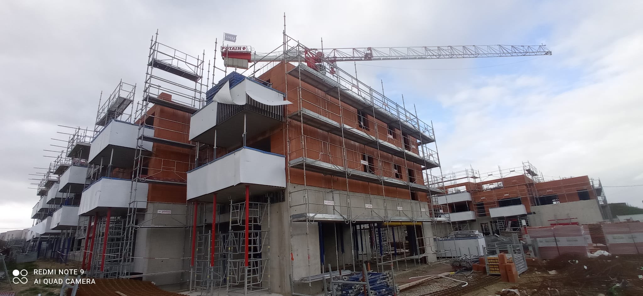Grue et échafaudage : le grand chantier sous contrôle