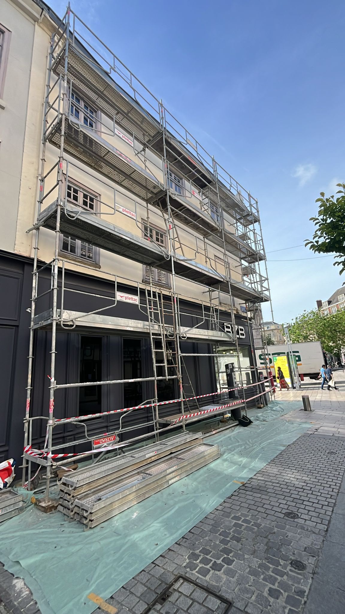 Cœur de ville : commerces ouverts, façade en travaux