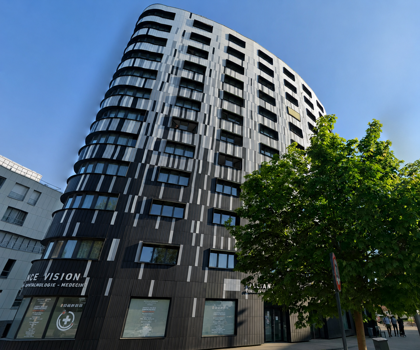 Chantier de bardage de façade réalisé par TGF Constructions sur l'immeuble Alliance Vision à Amiens