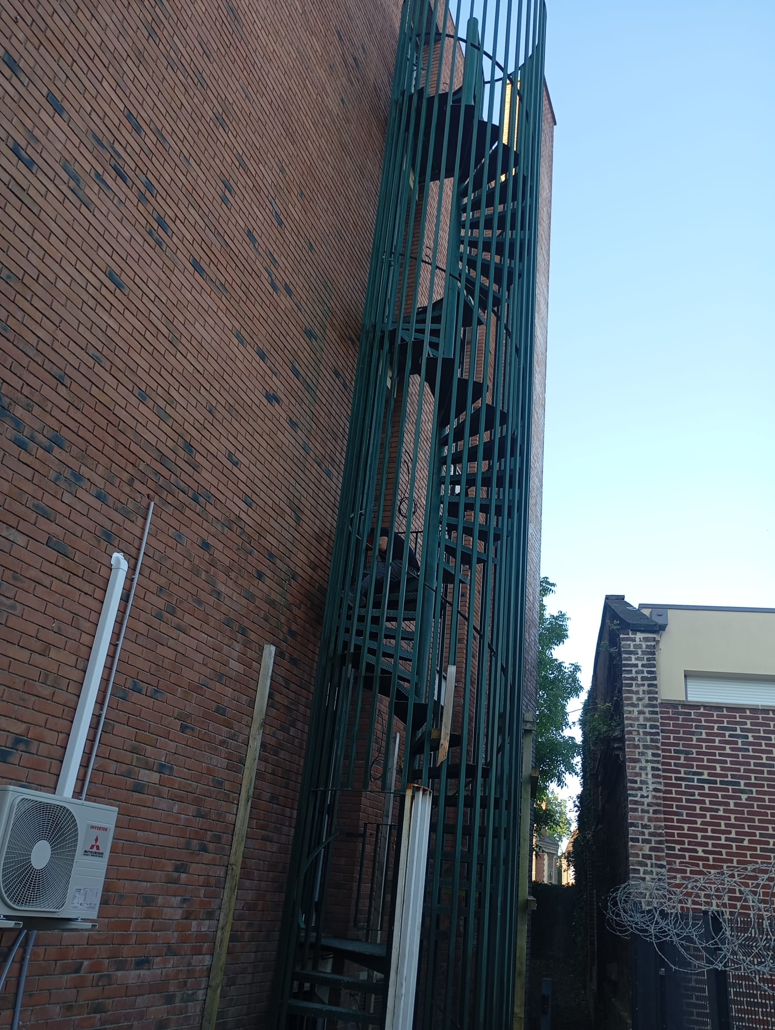 Peinture d'un escalier de secours métallique à Beauvais