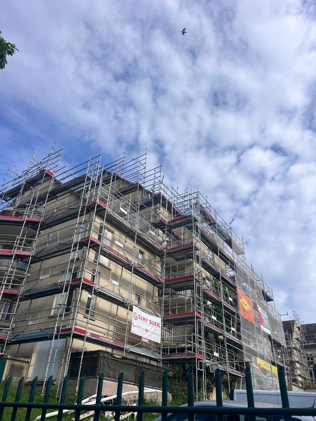 Façade entièrement échafaudée par TGF pour des travaux de ravalement