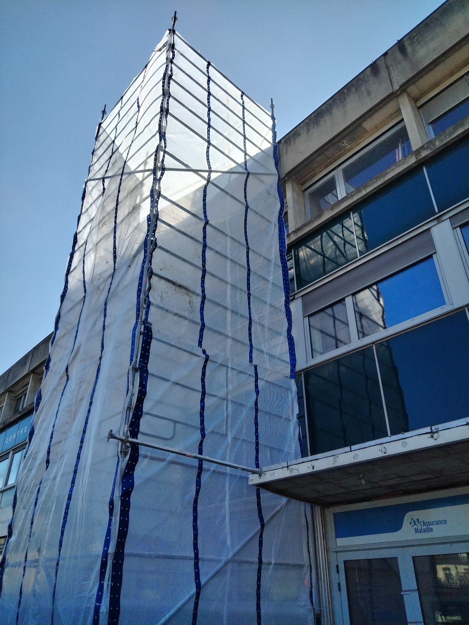 Chantier sécurisé avec filets de protection posés par TGF